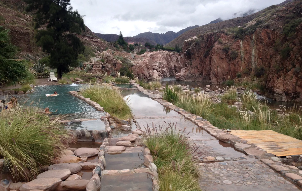 Piscinas termales de Cacheuta junto al río Mendoza