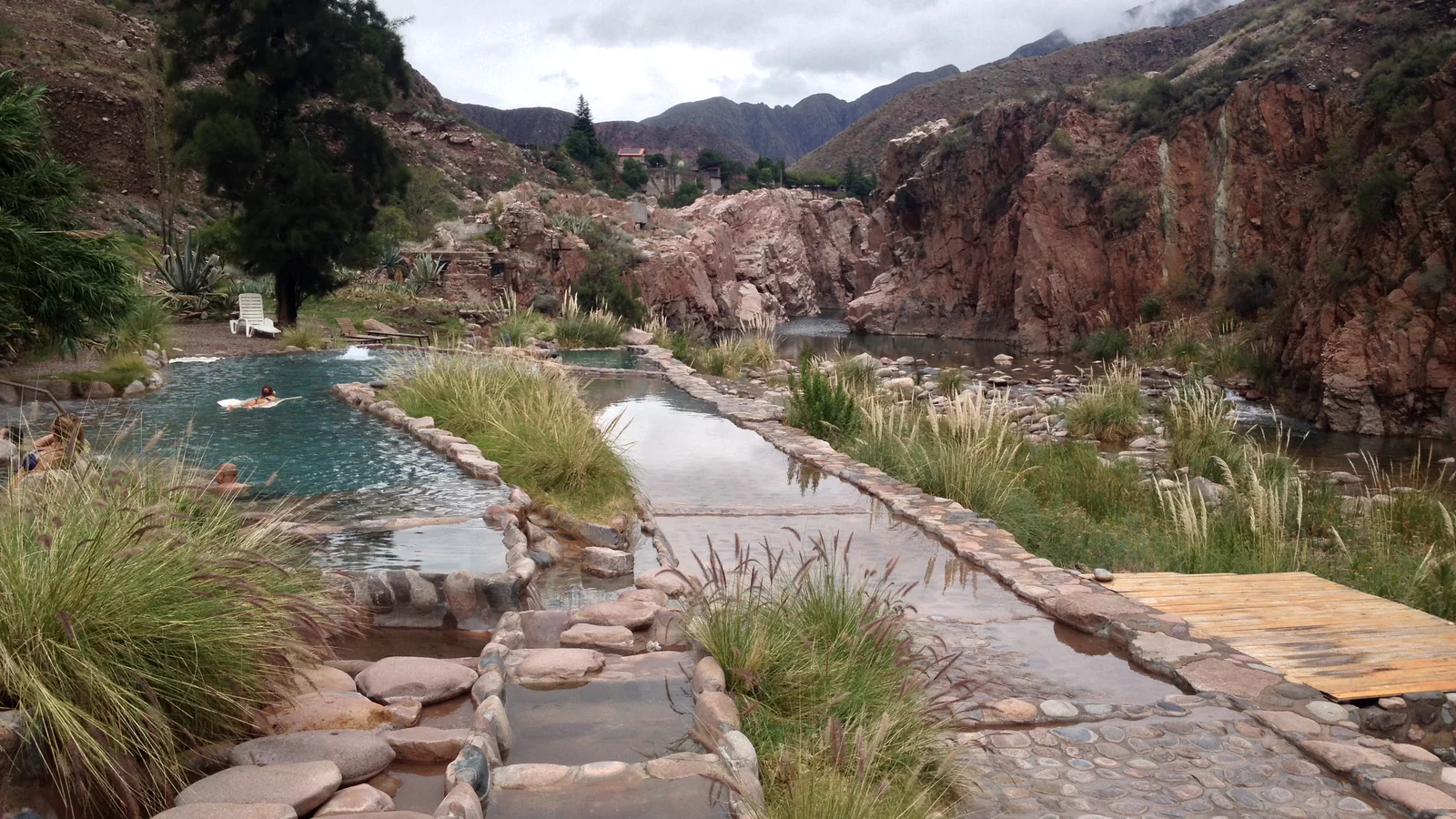 Piscinas termales de Cacheuta junto al río Mendoza