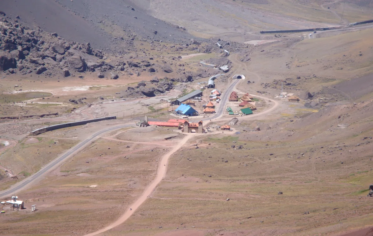 Las Cuevas y camino al Cristo Redentor en Alta Montaña, Mendoza