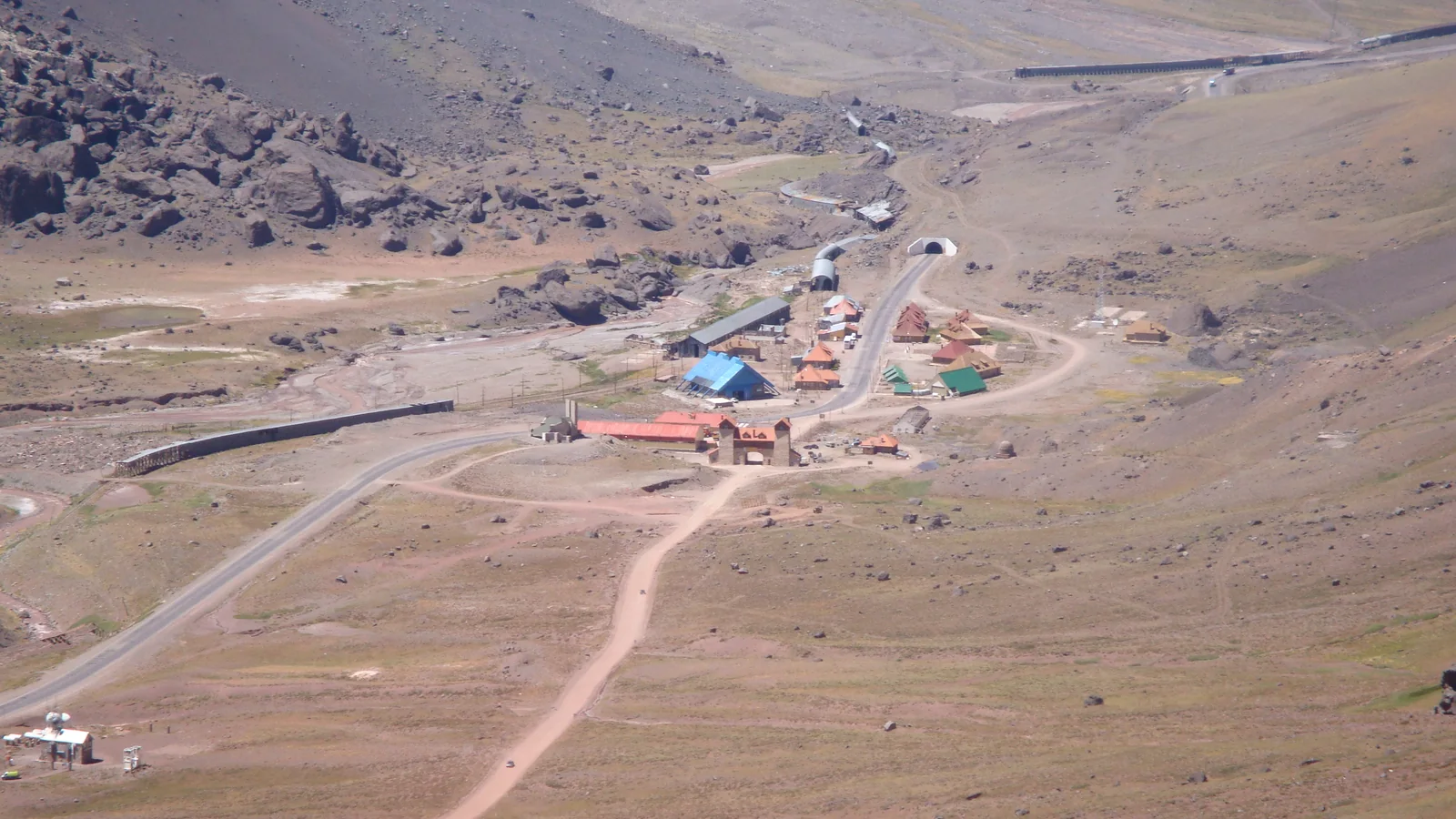Las Cuevas y camino al Cristo Redentor en Alta Montaña, Mendoza