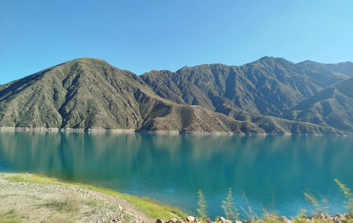 Embalse Potrerillos y montañas en Luján de Cuyo, Mendoza