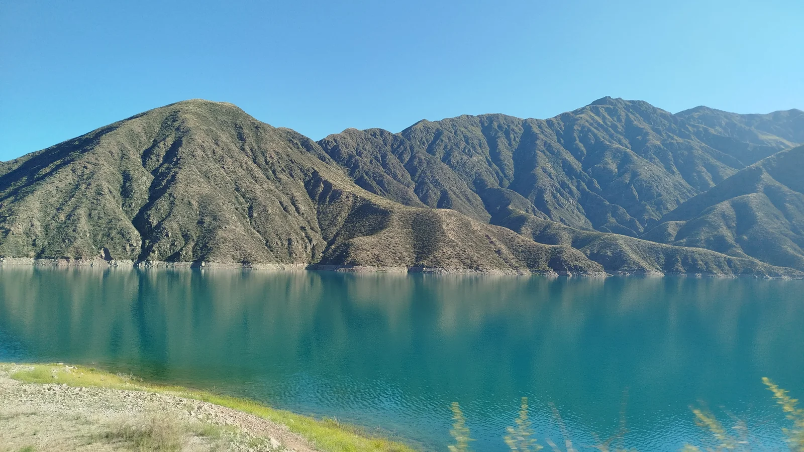 Embalse Potrerillos y montañas en Luján de Cuyo, Mendoza