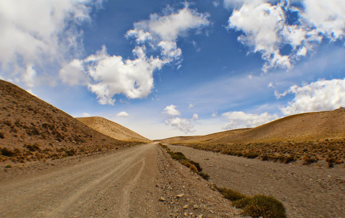 Camino de paisaje árido en el valle de Uspallata, Mendoza