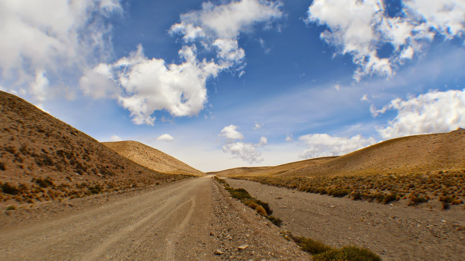 Camino de paisaje árido en el valle de Uspallata, Mendoza