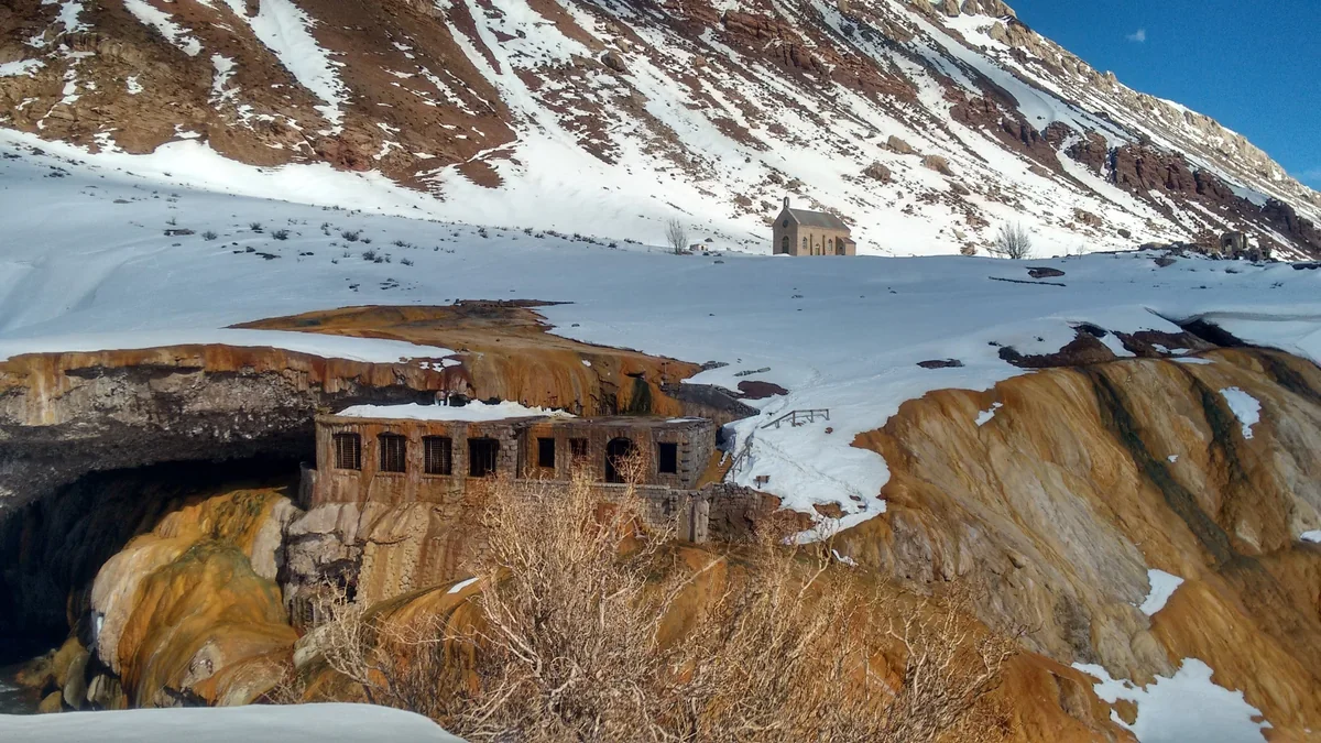 Puente del Inca cubierto de nieve en invierno