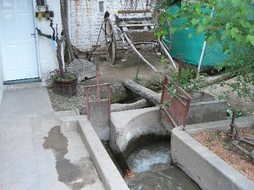 Canal de riego dentro de un viñedo de Maipú