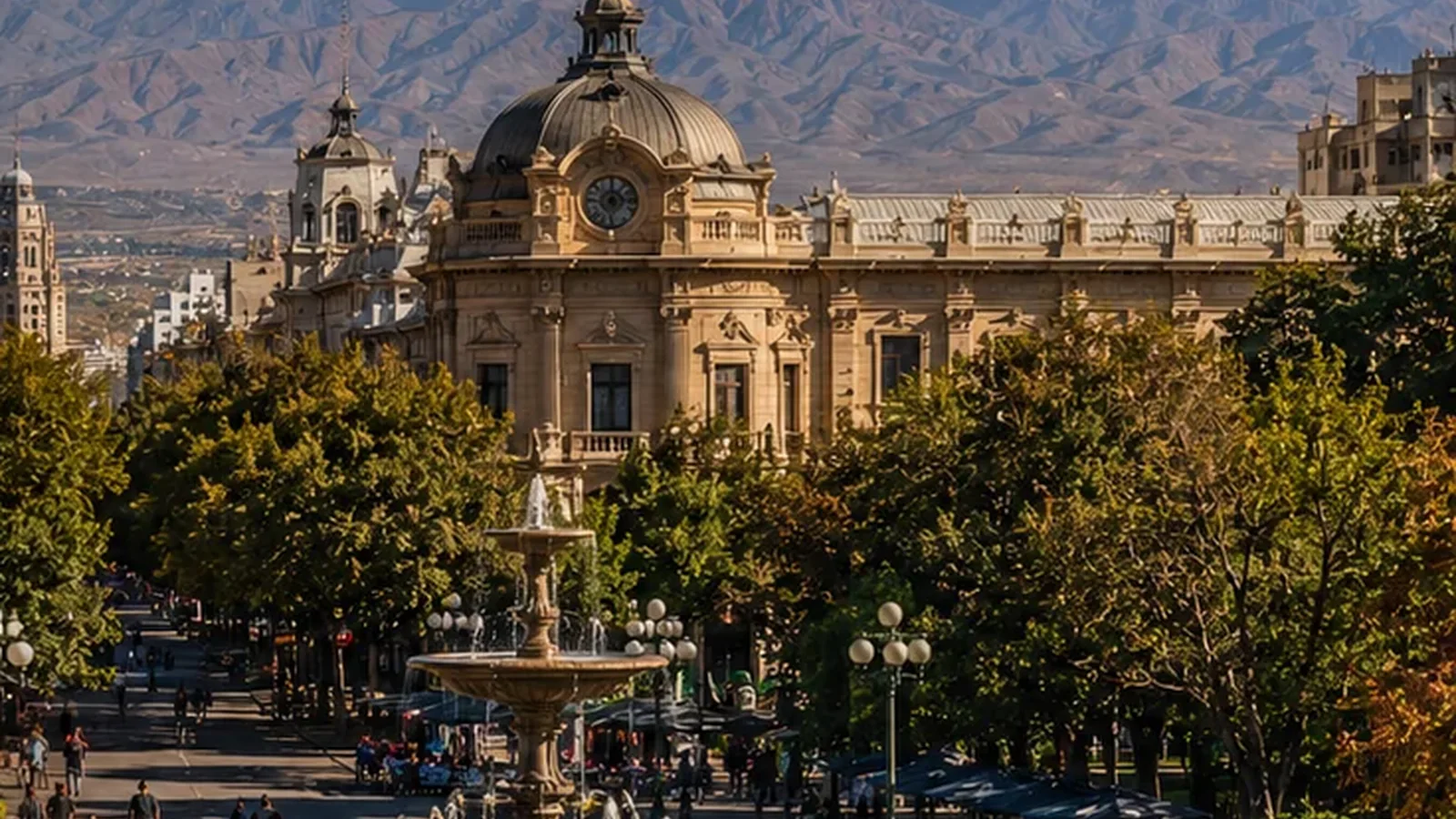 Centro de Mendoza con arboledas, plazas y edificios urbanos