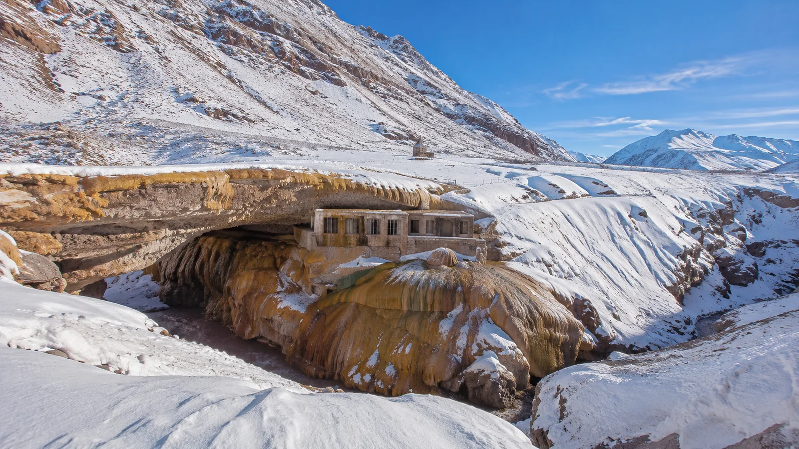 Formación mineral de Puente del Inca rodeada de nieve