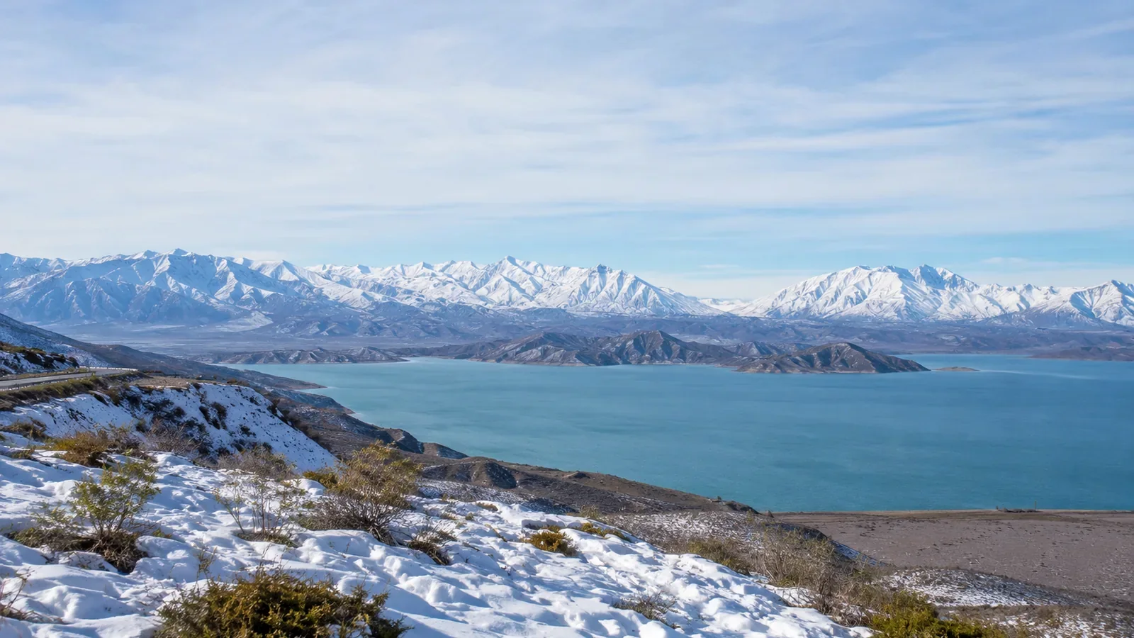 Embalse Potrerillos y Cordillera de los Andes con nieve
