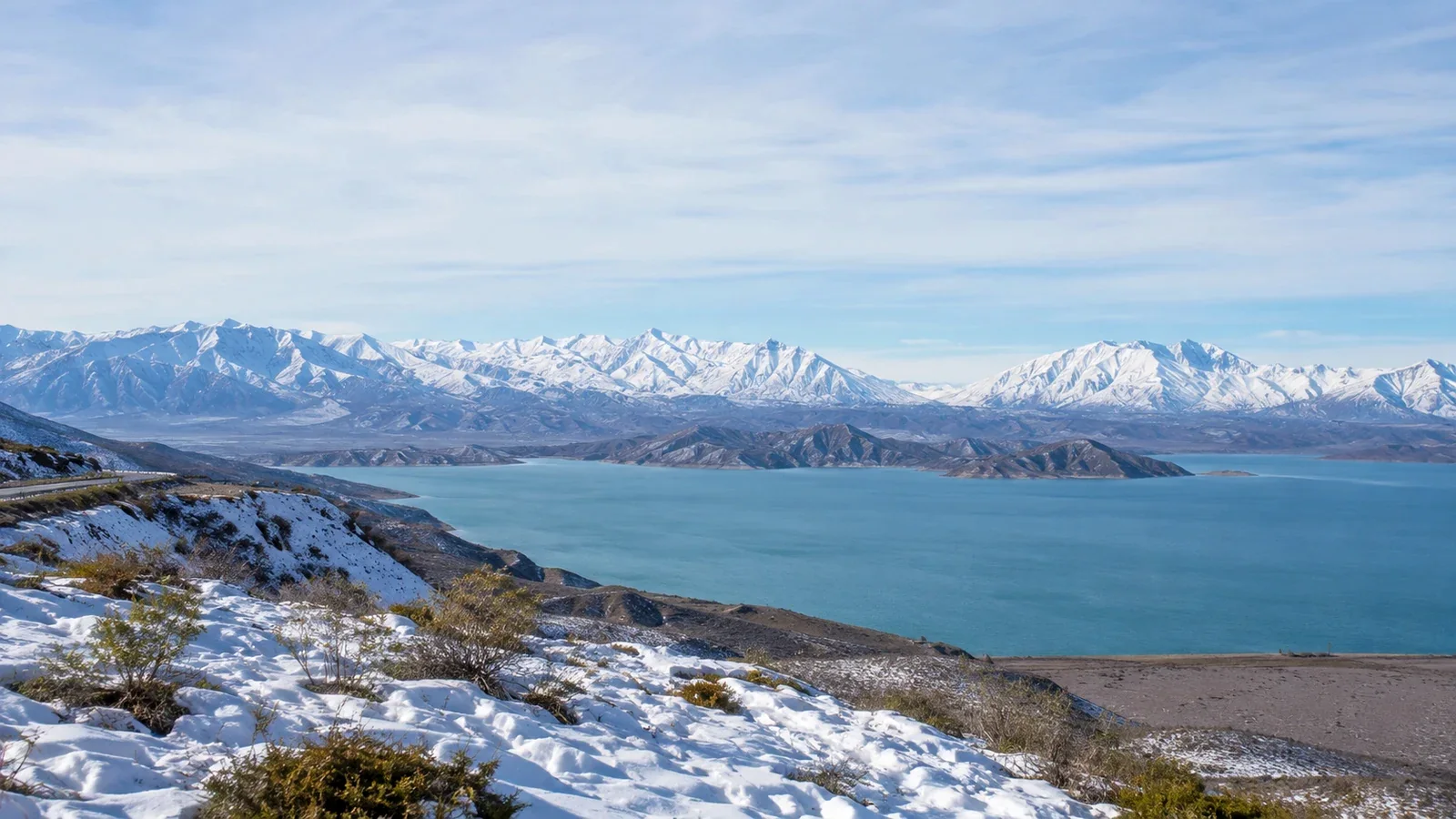 Paisaje de montaña nevado y embalse en Mendoza durante el invierno