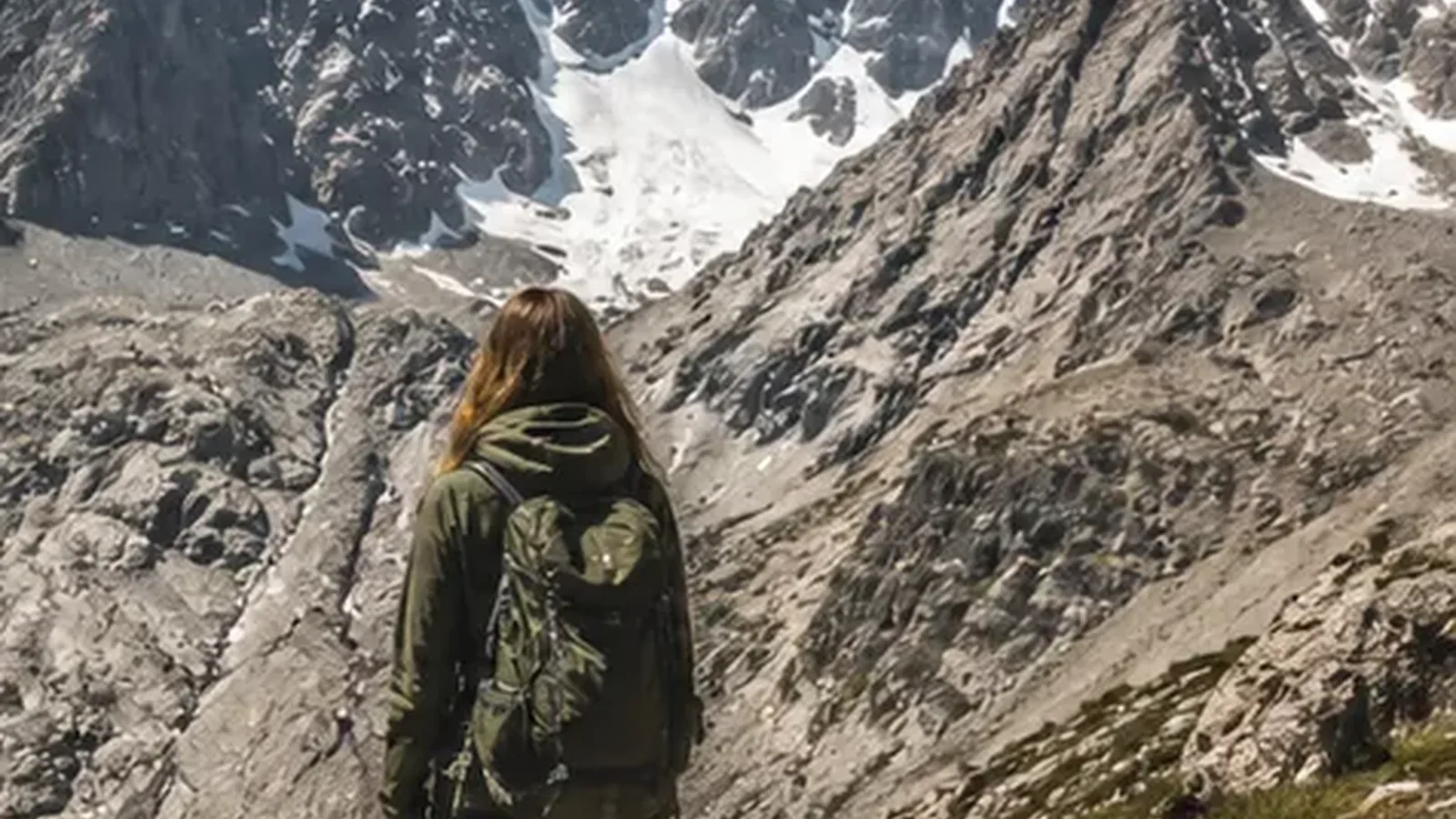 Senderista frente a las montañas de Vallecitos en Mendoza